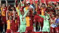 Galatasaray'dan kupa töreninde protesto! Sahaya adımını atar atmaz yuhaladılar...