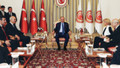 Erdoğan’ın yanı başına oturdu, görenler şaşkına döndü! Siyasete geri mi dönüyor?