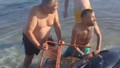 Çeşme'de kıyıya vuran bir orkinos, kendisini karaya çekmek isteyen kişilerin elinden kurtuldu