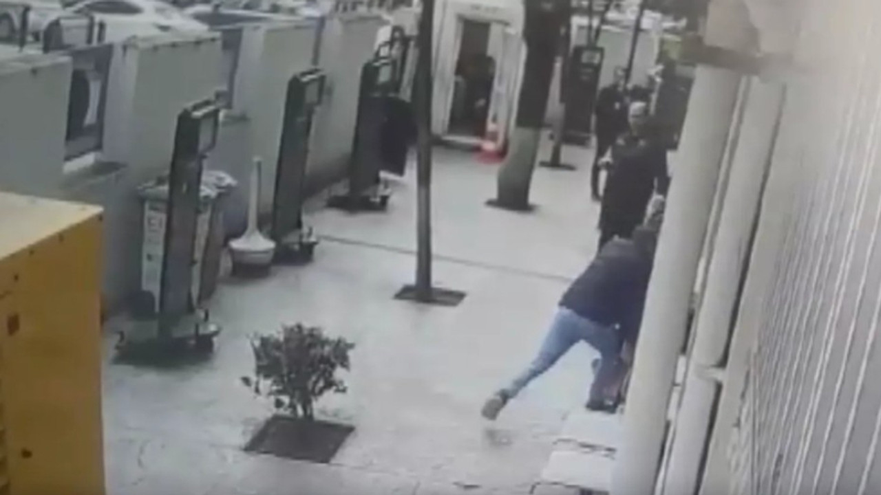 Polisin silahını belinden alıp kendini vurdu