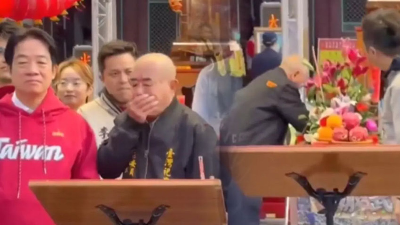 Başkan, kürsüde Cumhurbaşkanının üstüne kustu: O görüntüler gündem oldu!