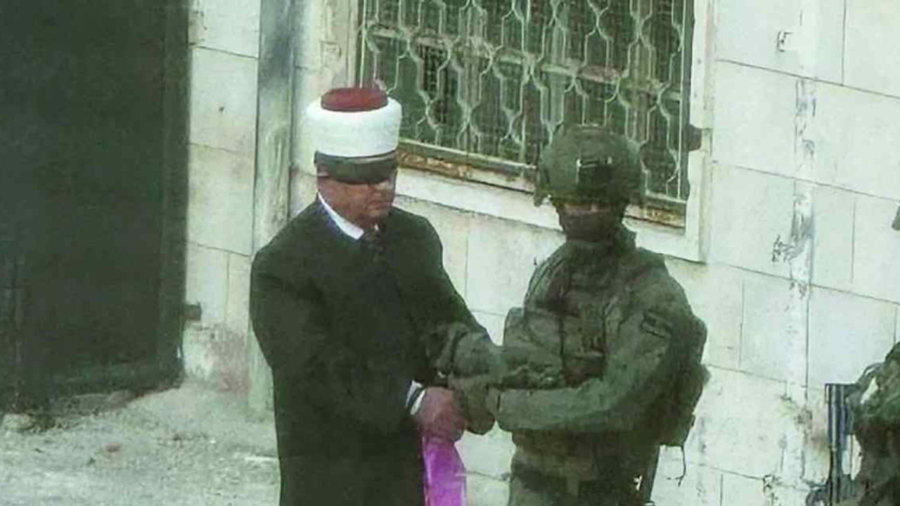 Eski bakanı gözlerini bağlayıp gözaltına aldılar: Evine baskın düzenlediler