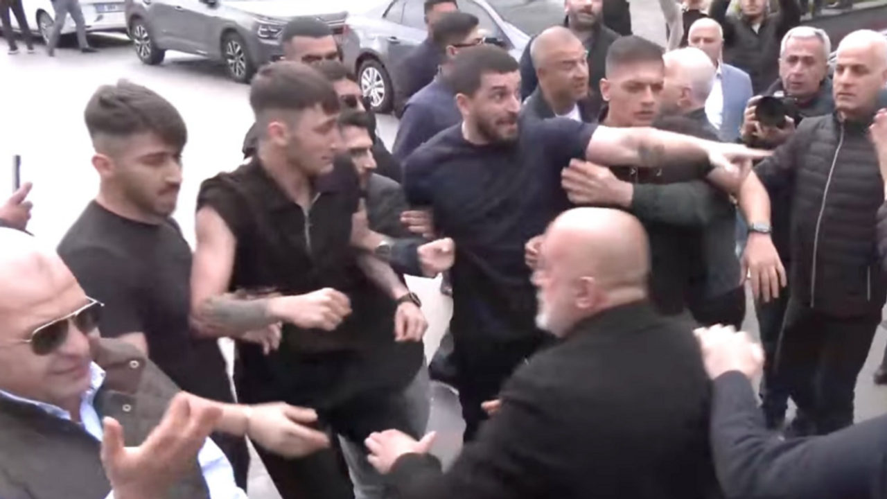 CHP Genel Merkezi önünde tansiyon yüksek! Bir grup içeri girmek istedi...