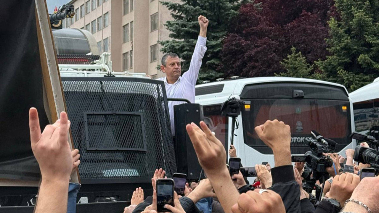 Meclis’e yürüyen Özel TOMA’ya çıktı: “CHP’nin Genel Merkezi artık TBMM’dir!”