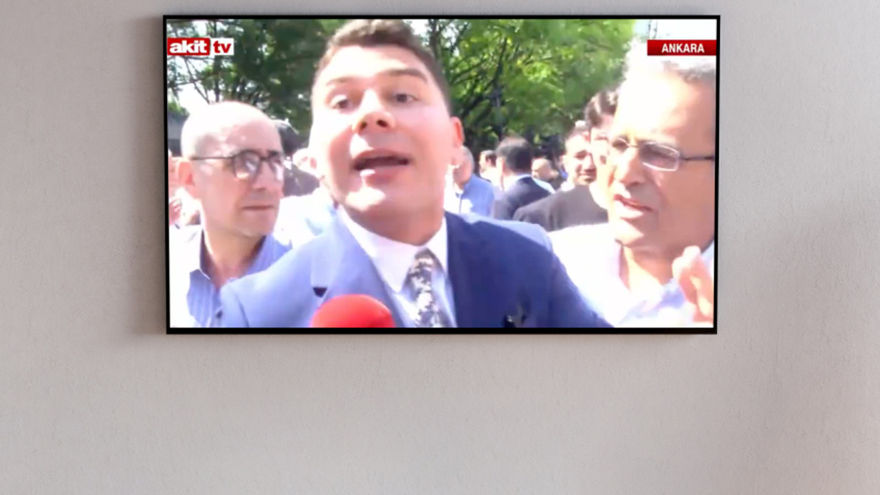 TBMM önünde Akit TV muhabirine saldırı! An be an kaydedildi…