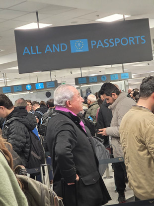 Eski Devlet Bakanı’na havalimanında VIP şoku! Bir saat kuyrukta bekledi… - Resim : 1