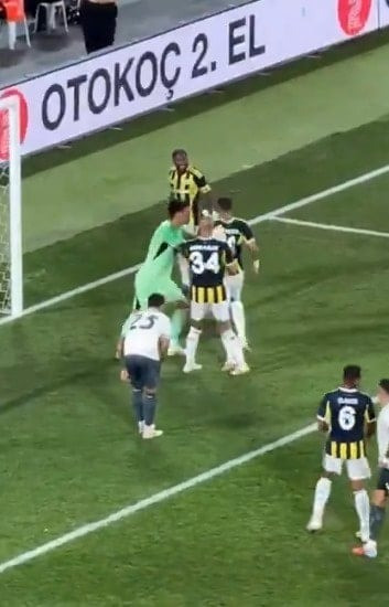 Fenerbahçe’de saha içinde gerginlik: İki yıldız kavgaya tutuştu - Resim : 1