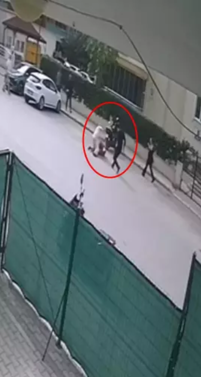 Vatandaşlar güçlükle durdurabildi! Rus koca boşanma aşamasındaki eşini bıçakladı - Resim : 2