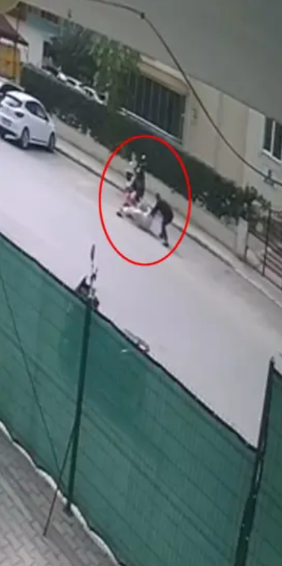 Vatandaşlar güçlükle durdurabildi! Rus koca boşanma aşamasındaki eşini bıçakladı - Resim : 1