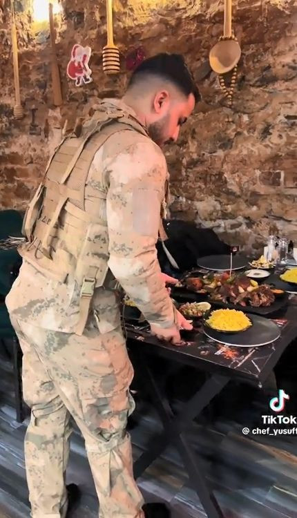 Restoranda askeri üniforma ile servise 9 yıla kadar hapis istemi - Resim : 1