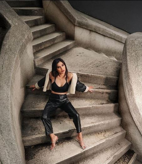 Lüks rezidansta tepki çeken paylaşım: O model yakalandı - Resim : 1