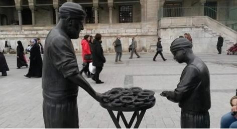Simitçi heykelindeki simitleri çaldılar - Resim : 1