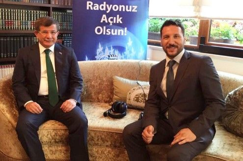 Hangi ünlü radyocu Davutoğlu'nun partisine katıldı? - Resim : 1