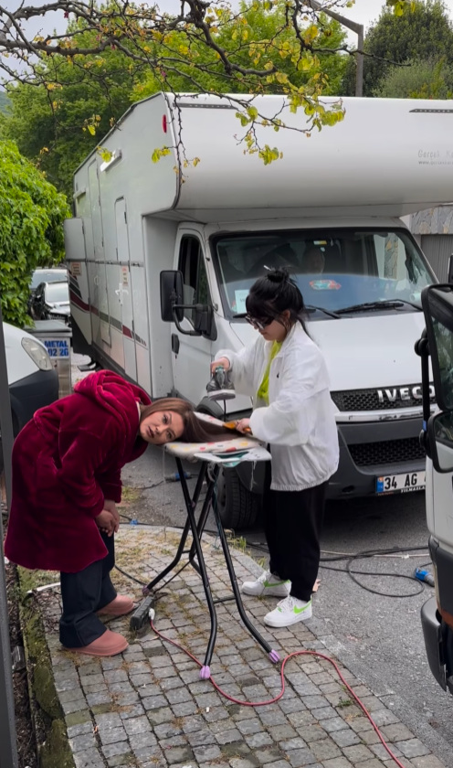 Nurgül Yeşilçay, sette saçlarına ütü yaptırdı - Resim : 1