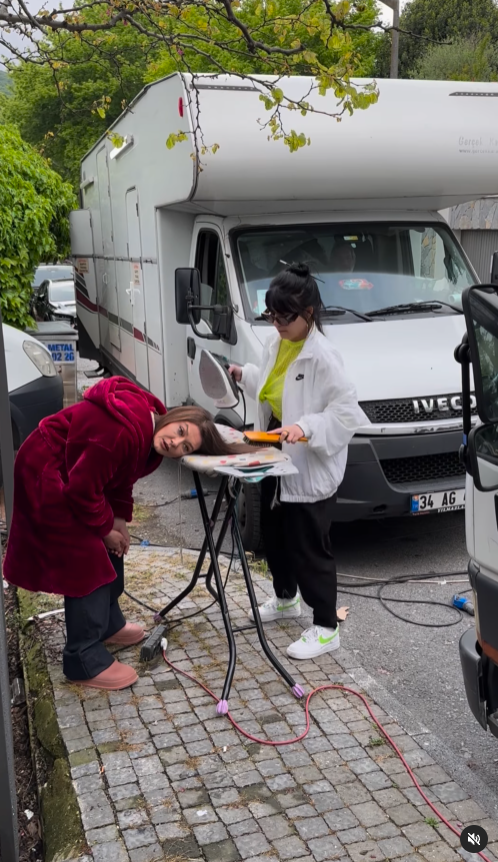 Nurgül Yeşilçay, sette saçlarına ütü yaptırdı - Resim : 2