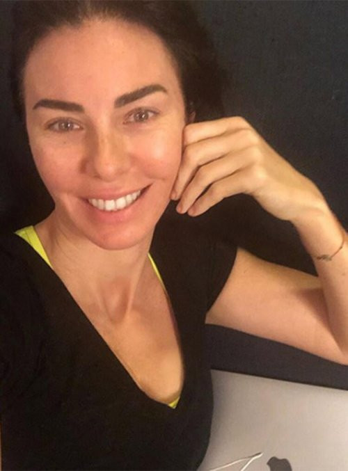 Gören bir daha baktı! Defne Samyeli'nin makyajsız hali şoke etti! - Resim : 1