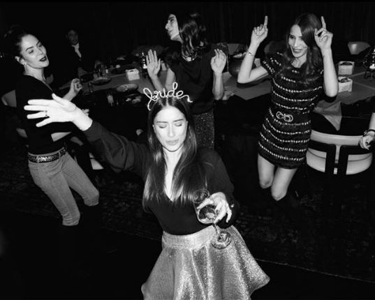 Hazal Kaya'dan bekarlığa veda partisi! - Resim : 1