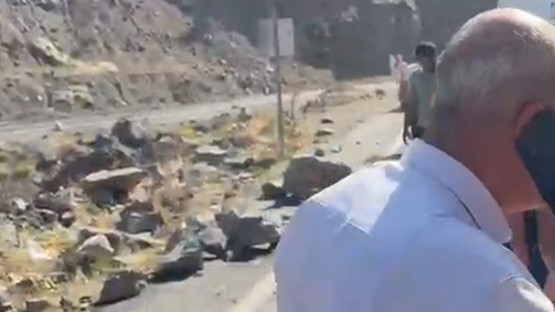 Malatya'da deprem sonrası dev kayalar yollara düştü! - Resim : 1