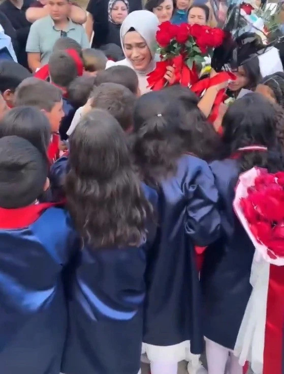 Öğretmenin kurdeleli vedası olay oldu! "Çocuklar içerik malzemesi mi?" - Resim : 1