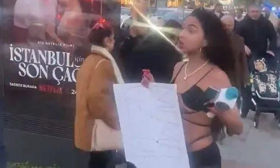 Manken Melisa Aydınalp'in yarı çıplak protestosuna 'hayasız' kararı! Cezası belli oldu - Resim : 4