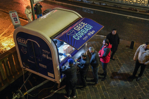 Kamu binalarından çıkarttıkları Beyoğlu Belediyesi’ne ‘Karavanımızı da verin’ dediler - Resim : 1