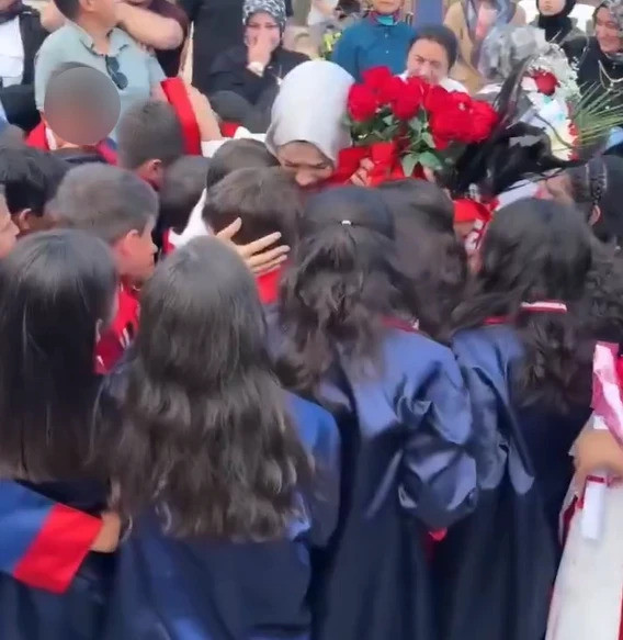 Öğretmenin kurdeleli vedası olay oldu! "Çocuklar içerik malzemesi mi?" - Resim : 2