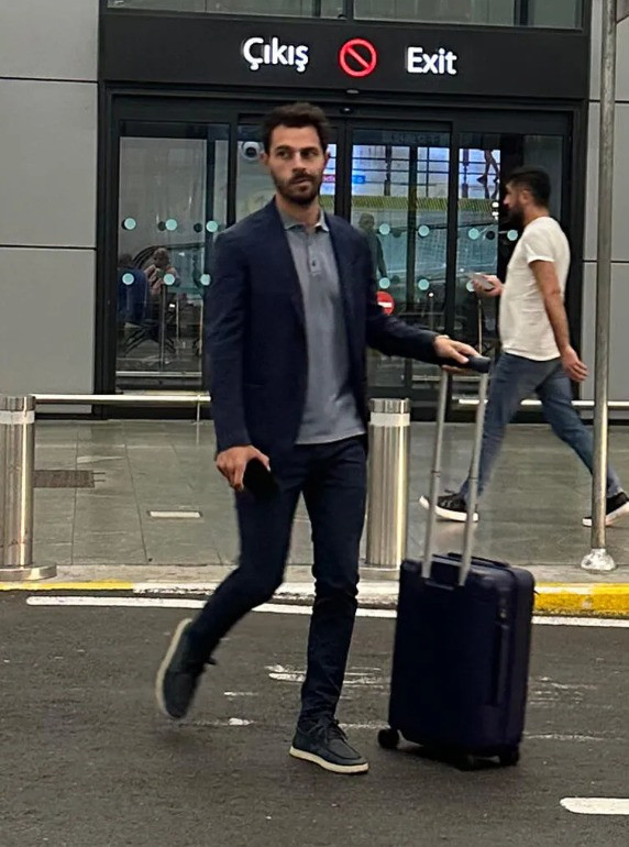 Hakan Sabancı ezber bozdu... Hande Erçel ile gitti tek döndü - Resim : 1