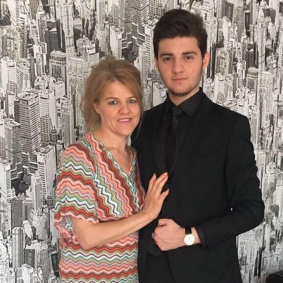 Uyuşturucu yüzünden anne babasını katletti - Resim : 2
