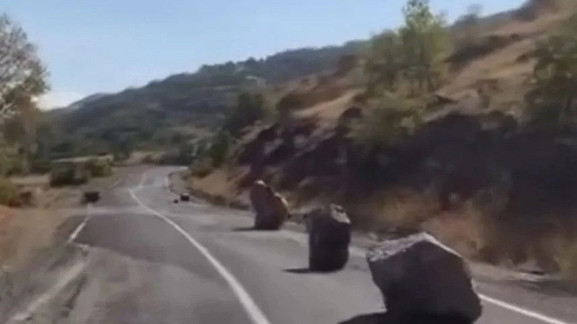 Malatya'da deprem sonrası dev kayalar yollara düştü! - Resim : 2