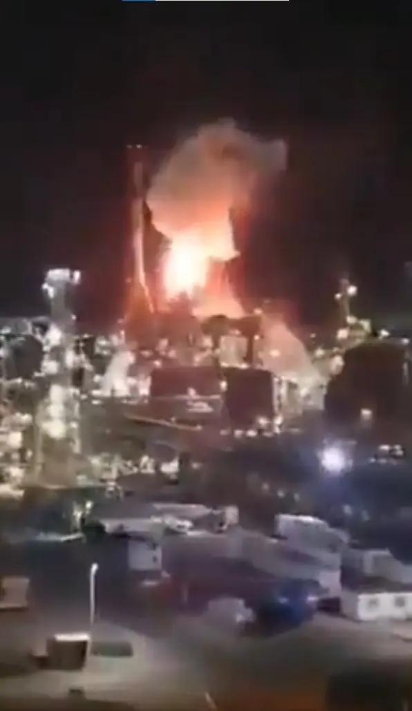 İsrail'e yine füzeler düşüyor! İran, petrol rafinerisini hedef aldı - Resim : 2