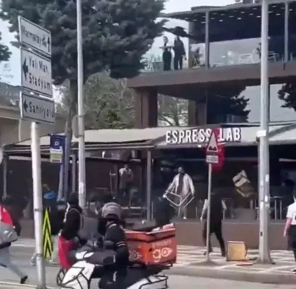 CHP'nin boykot çağrısı yaptığı EspressoLab'e saldırı - Resim : 1