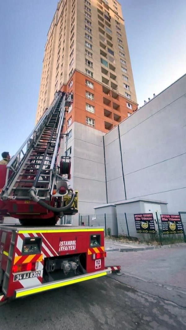 Site borcunu ödememek için yandaki binanın çatısına atladı - Resim : 1