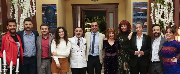 Jet Sosyete'nin erkek oyuncuları, dizinin kadınlarını anlattı! - Resim : 1