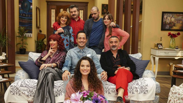 Jet Sosyete'nin erkek oyuncuları, dizinin kadınlarını anlattı! - Resim : 2