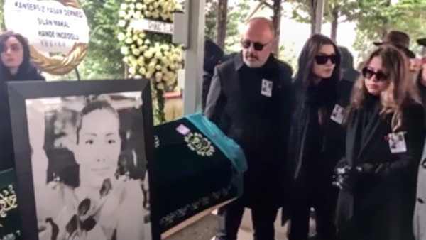 Anneye en acı veda... Hande Erçel'in annesi toprağa verildi - Resim : 1