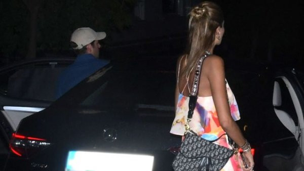 Özge Ulusoy koruma eşliğinde aşk yaşıyor - Resim : 1