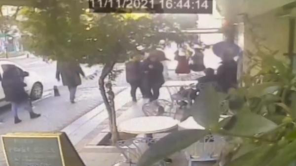 Gazeteci Mine Kırıkkanat'a tokatlı saldırı - Resim : 1