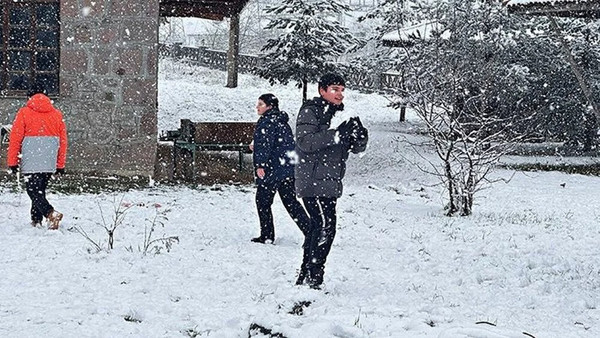 yarin-okullar-tatil-mi-hangi-illerde-okullar-tatil-edildi-valiliklerin-5-6-subat-kar-tatili-karari