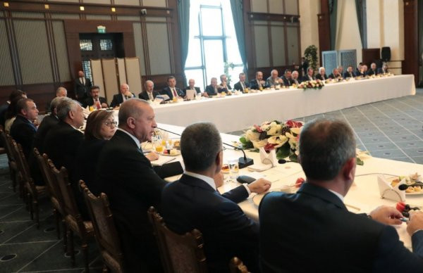 İmamoğlu'nun sandalyesi kırıldı, Erdoğan 'Bak bu yaptığın israftır' dedi - Resim : 2