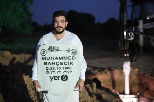YouTuber, tıklanma uğruna kefen giyip toprak altına girdi - Resim : 8