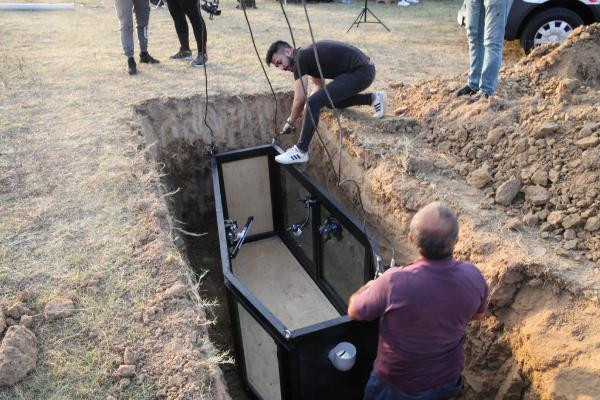 YouTuber, tıklanma uğruna kefen giyip toprak altına girdi - Resim : 6