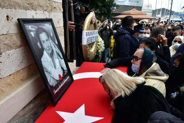 Fatma Girik Bodrum’da eşi Memduh Ün'ün yanında toprağa verildi - Resim : 2