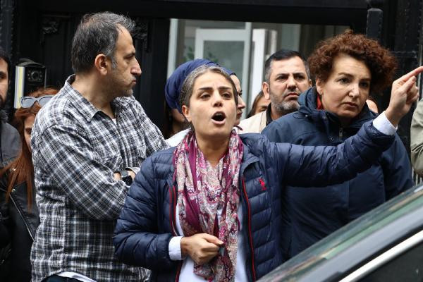 Evlat nöbeti tutan ailelerden HDP'ye siyah çelenk - Resim : 1