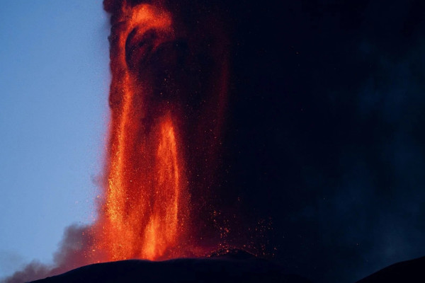 Yetkililer Etna'daki Lav Akışı Hakkında Ne Diyor?