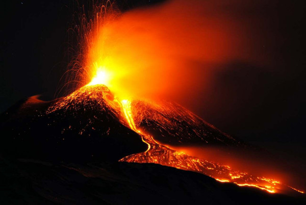 Sicilya'da Hareketlilik: Etna Yeniden Faaliyette