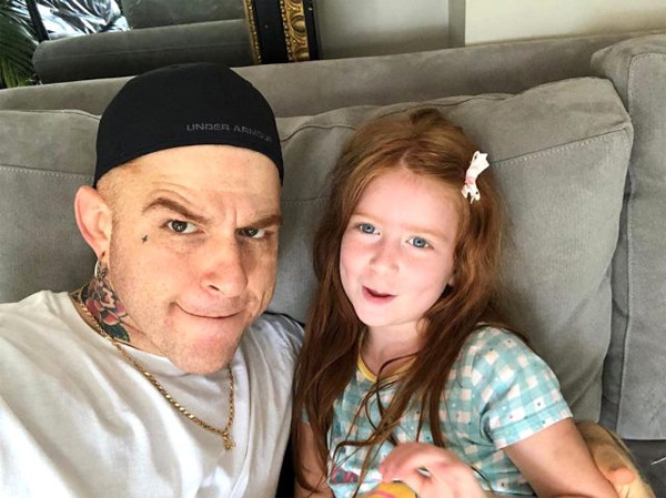 Gökhan Özoğuz kızıyla ilk kez fotoğraf paylaştı - Resim : 1