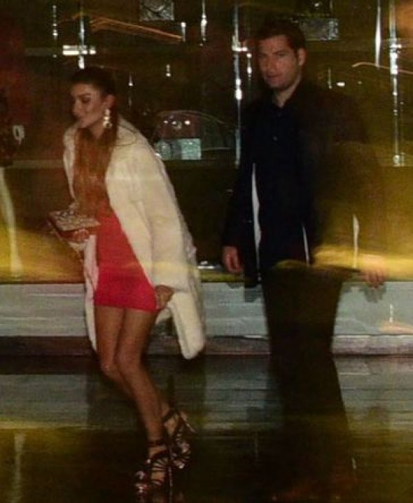Özge Ulusoy koruma eşliğinde aşk yaşıyor - Resim : 3