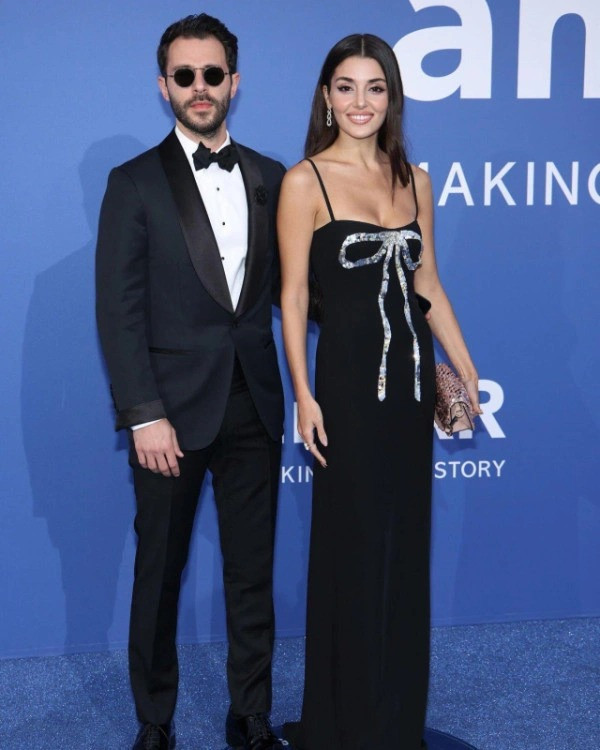 Hande Erçel ve Hakan Sabancı el ele poz verdi - Resim : 1
