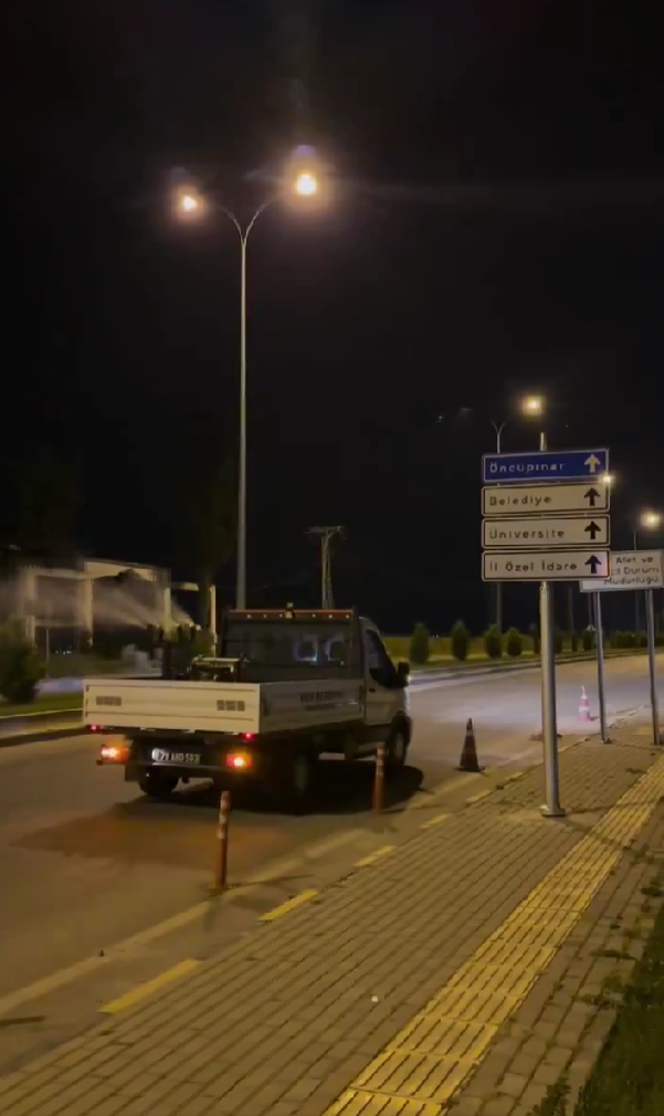 CHP’li belediye başkanı gece yarısı sinek ilaçlamaya çıktı - Resim : 2