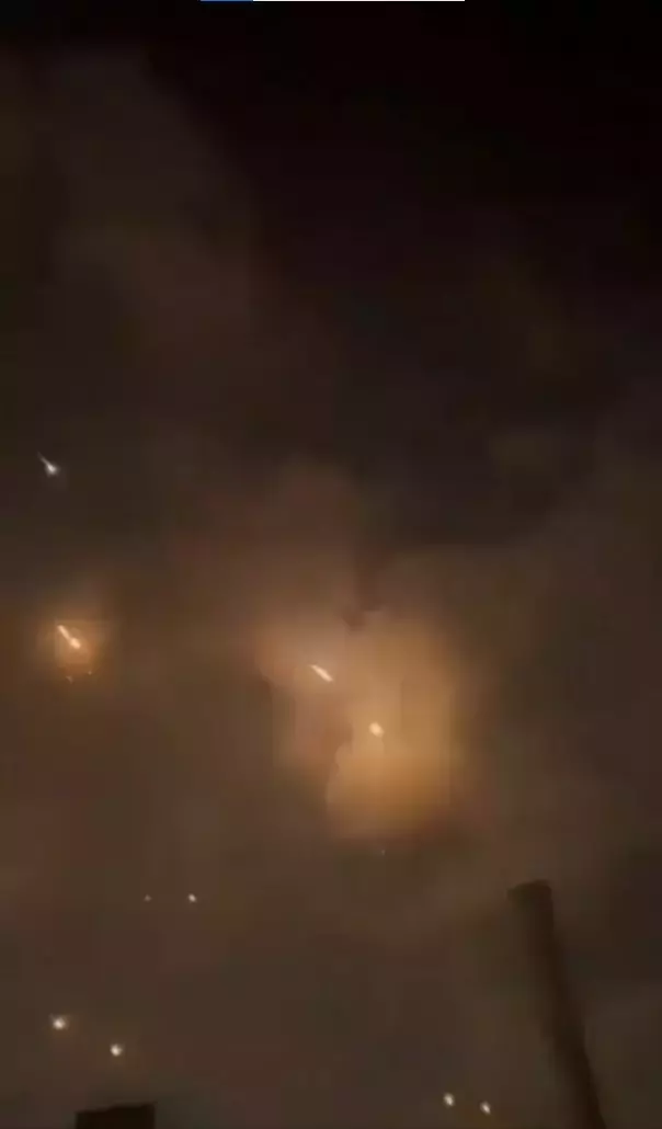 İsrail'e yine füzeler düşüyor! İran, petrol rafinerisini hedef aldı - Resim : 1